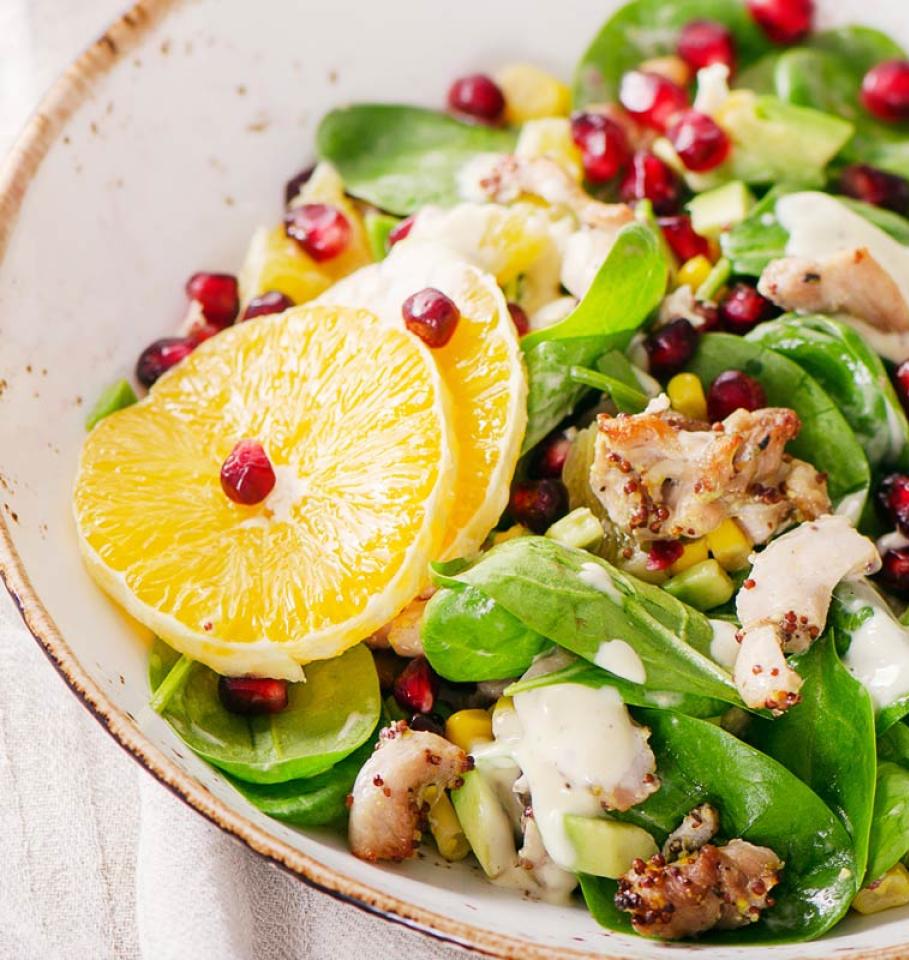 Insalata con spinaci, arancia, melograno e pollo grigliato.